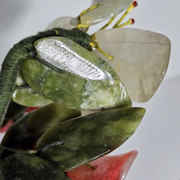 Source Unknown Red and Cream Glass Art Floral Display - Picture 15 of 15